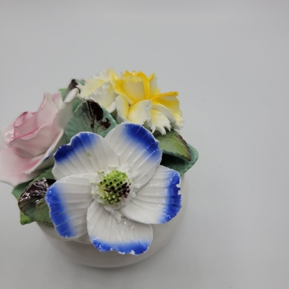 Royale Stratford Capodimonte Bone‎ China Flowers in Planter Figurine.
